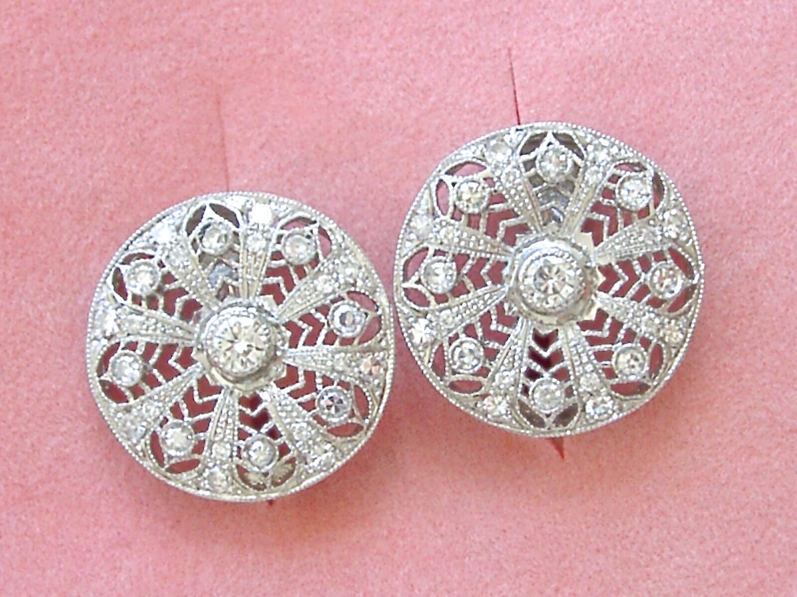 1.52ctw DIAMOND CLUSTER FILIGREE PLATINUM 13/16″ ROUND HUGGIE STUD EARRINGS 1950