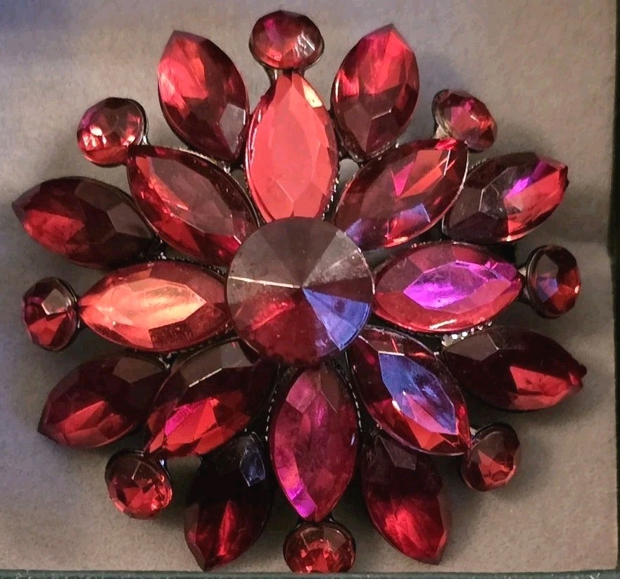 RUNWAY STATEMENT MARQUISE PINK PURLE LUCITE BROOCH-NWOT☆3D☆2″Diam☆GUNMETAL☆WOW