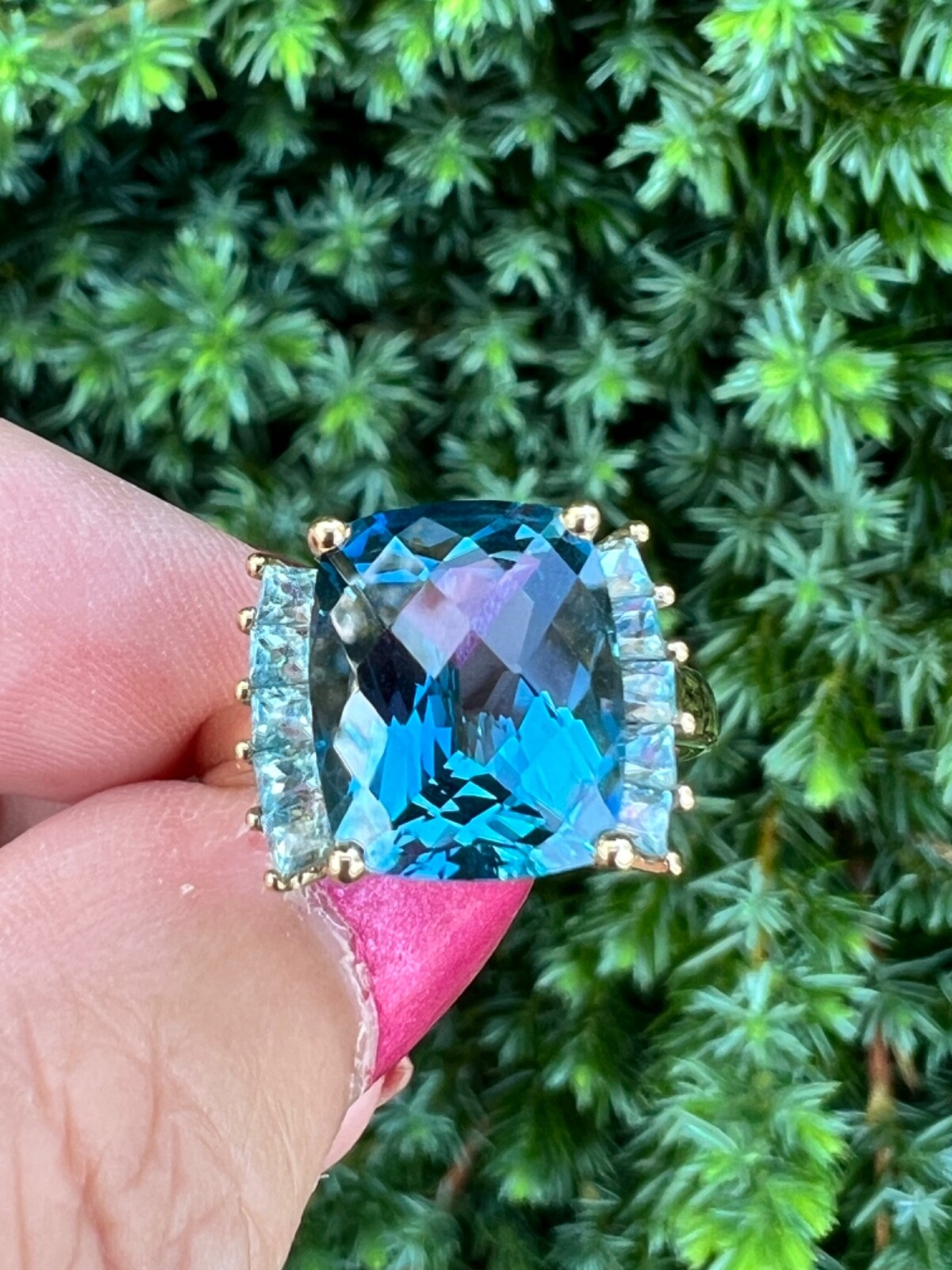 VINTAGE 14K GOLD FACETED DEEP TEAL LONDON BLUE AND LIGHT SWISS BLUE TOPAZ RING