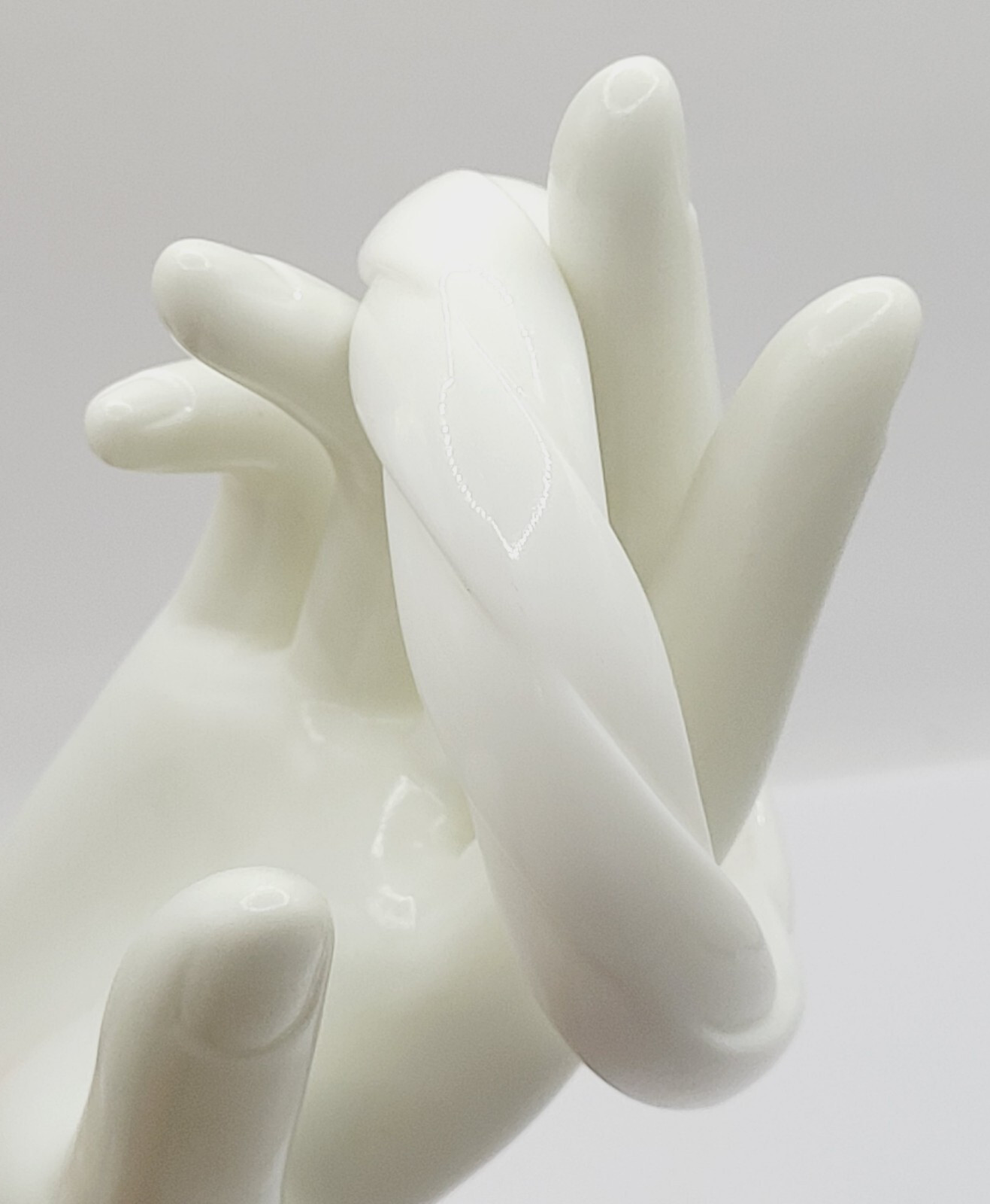 White with Twisted Wrap Design Style Resin Bangle Bracelet Retro Vintage 1980s