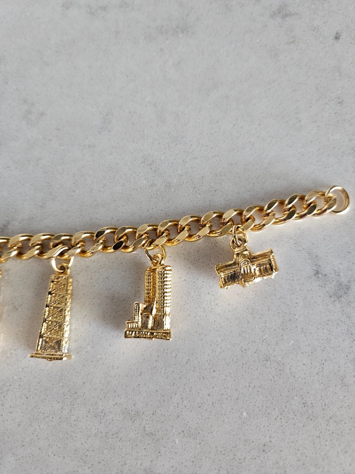 GOLD-TONE CHARM BRACELET WITH FAMOUS BUILDINGS IN CHICAGO CHARMS