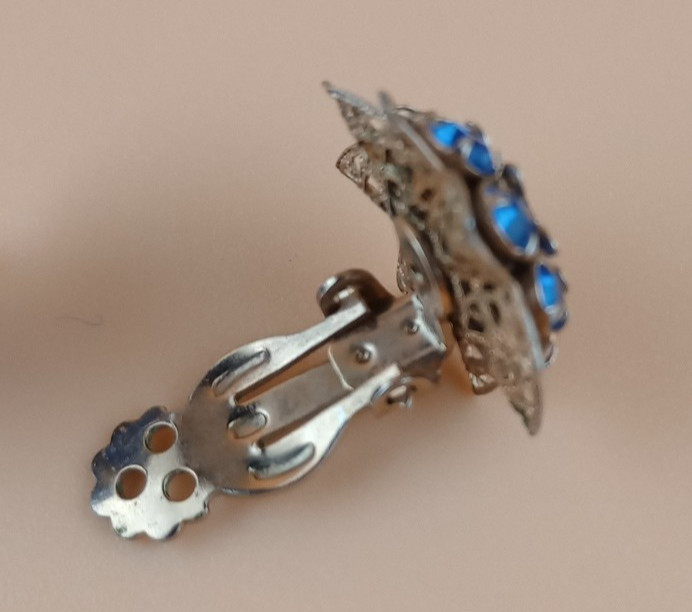 Vintage costume jewelry clip on earrings blue and gold colored metal, work great