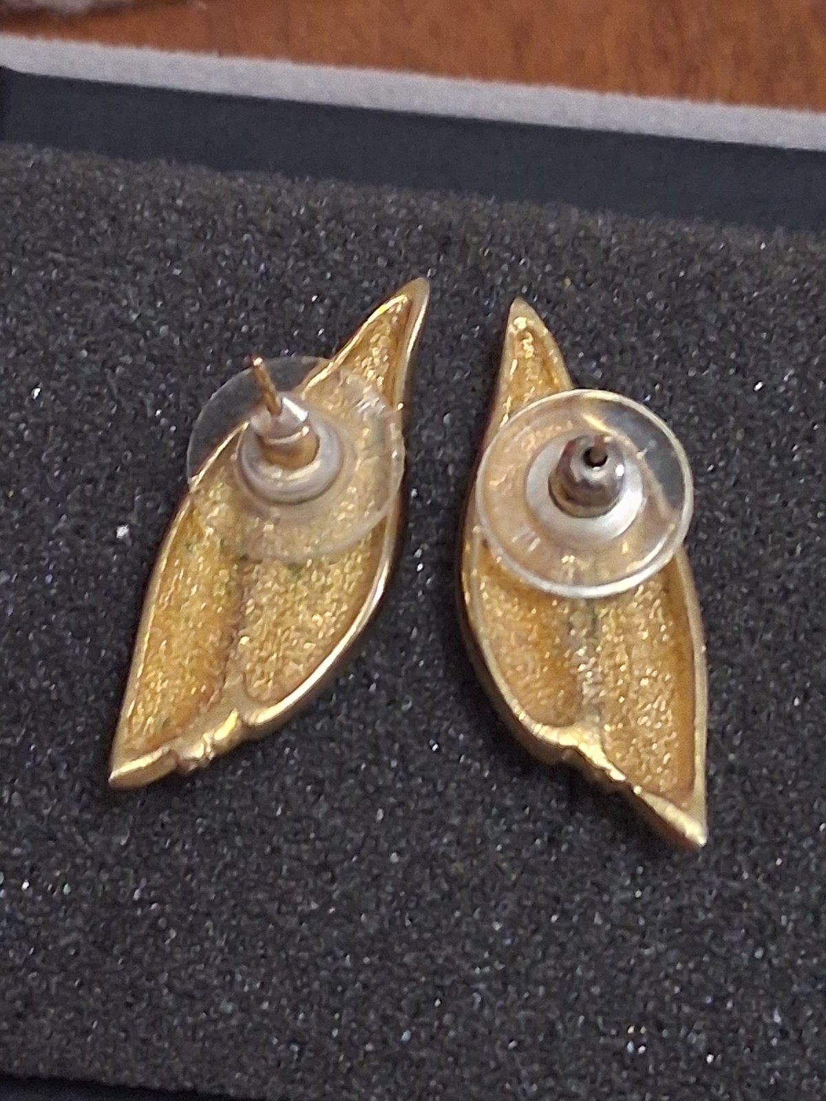 Vintage curved rhinestone accent earrings polished gold tone s