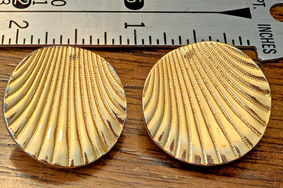 VINTAGE Gay Boyer Clam Shell Clip Earrings (o)