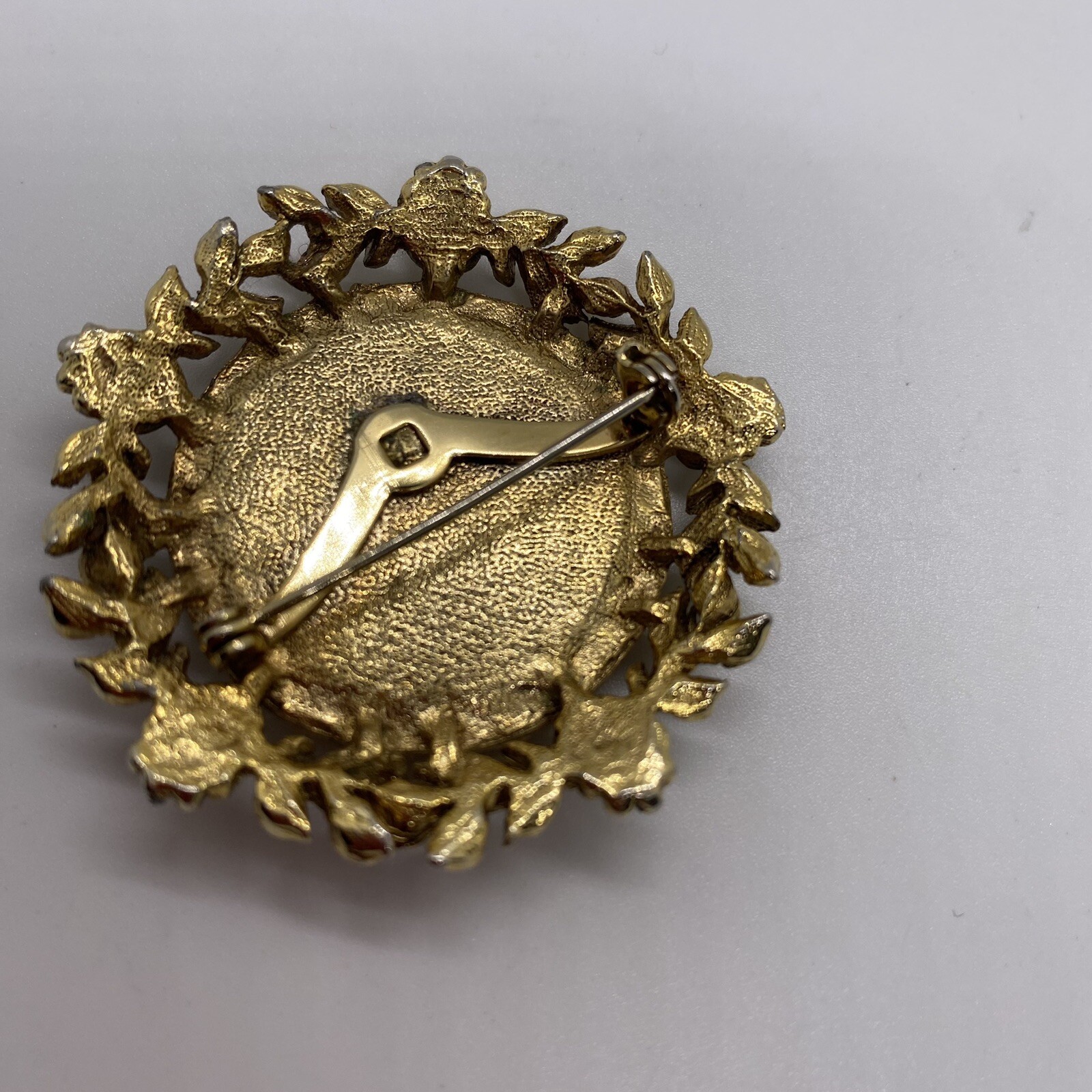 Brooch- Vintage Round Gold Tone Designed Trim With Small Salmon Color Stone Pin