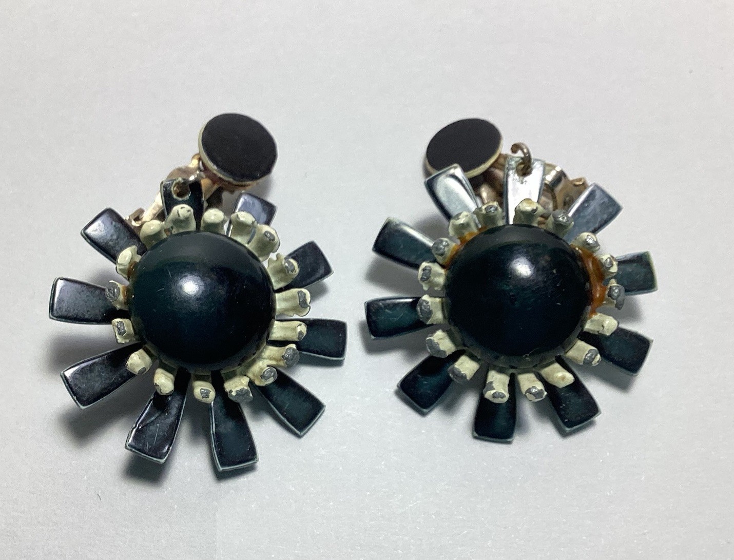 RETRO SIXTIES BLACK & WHITE DAISY CLIP-ON DROP DANGLE EARRINGS PLASTIC