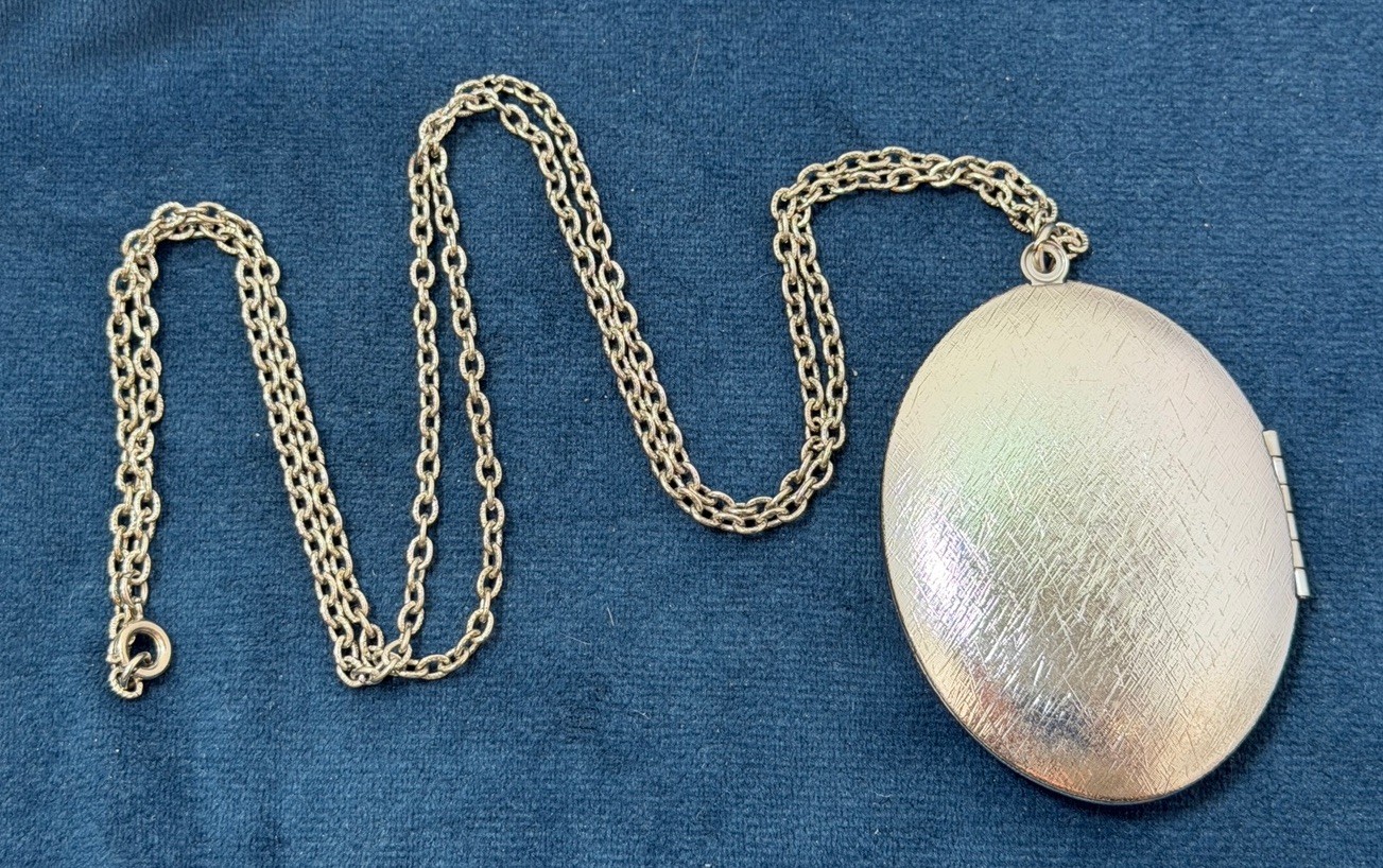 Vintage Large Oval Pastoral Scene Locket Pendant Necklace 30” Chain Silver Tone