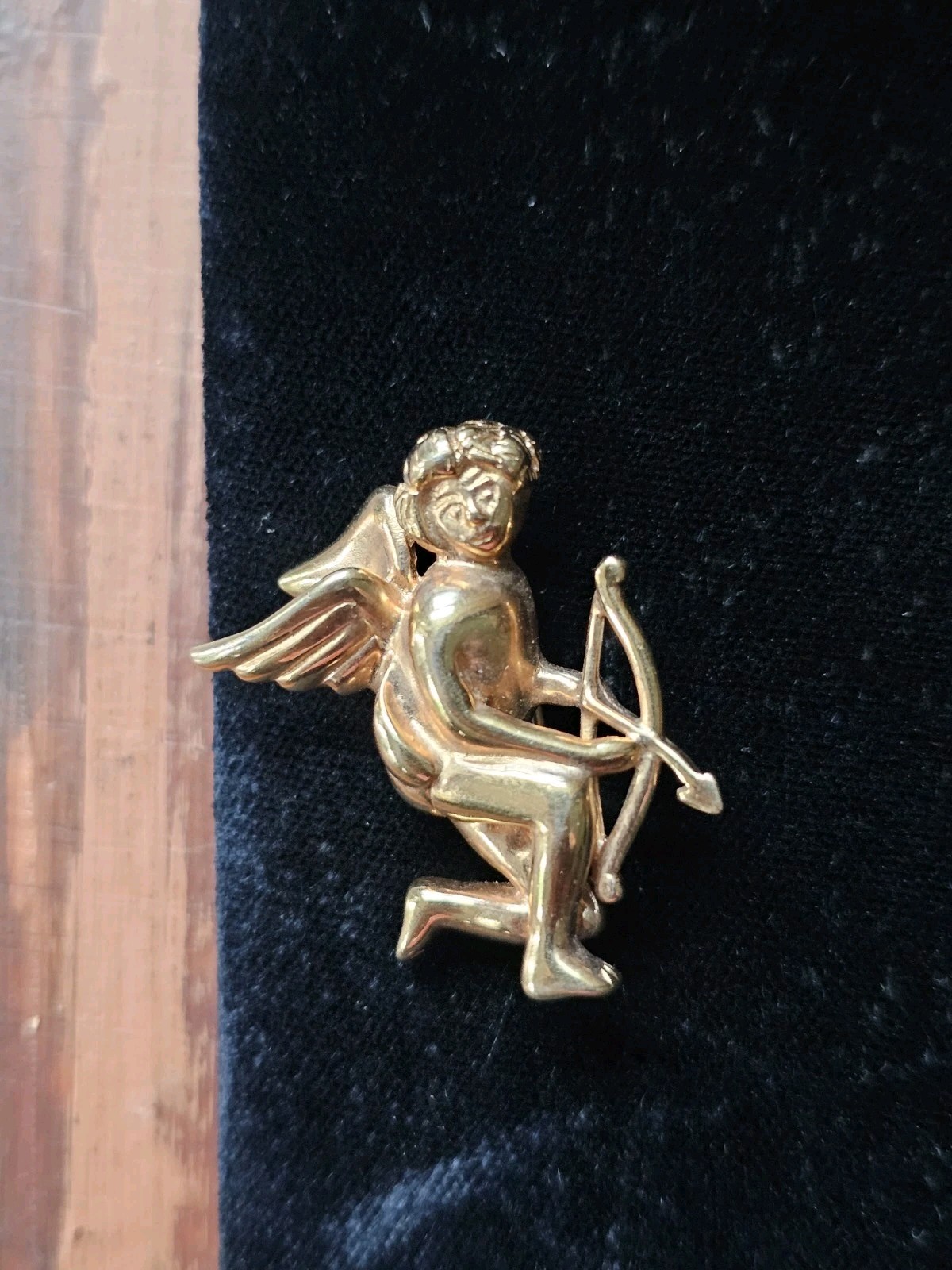 Krementz Cupid Brooch Gold Tone Cherub Wings Flying Dart Bow Signed Vtg 1.25″