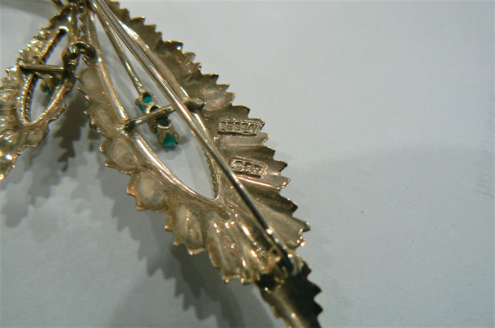 VINTAGE FEATHER STYLE 9 KARAT GOLD PIN/BROOCH WITH TURQUOISE CABOCHONS