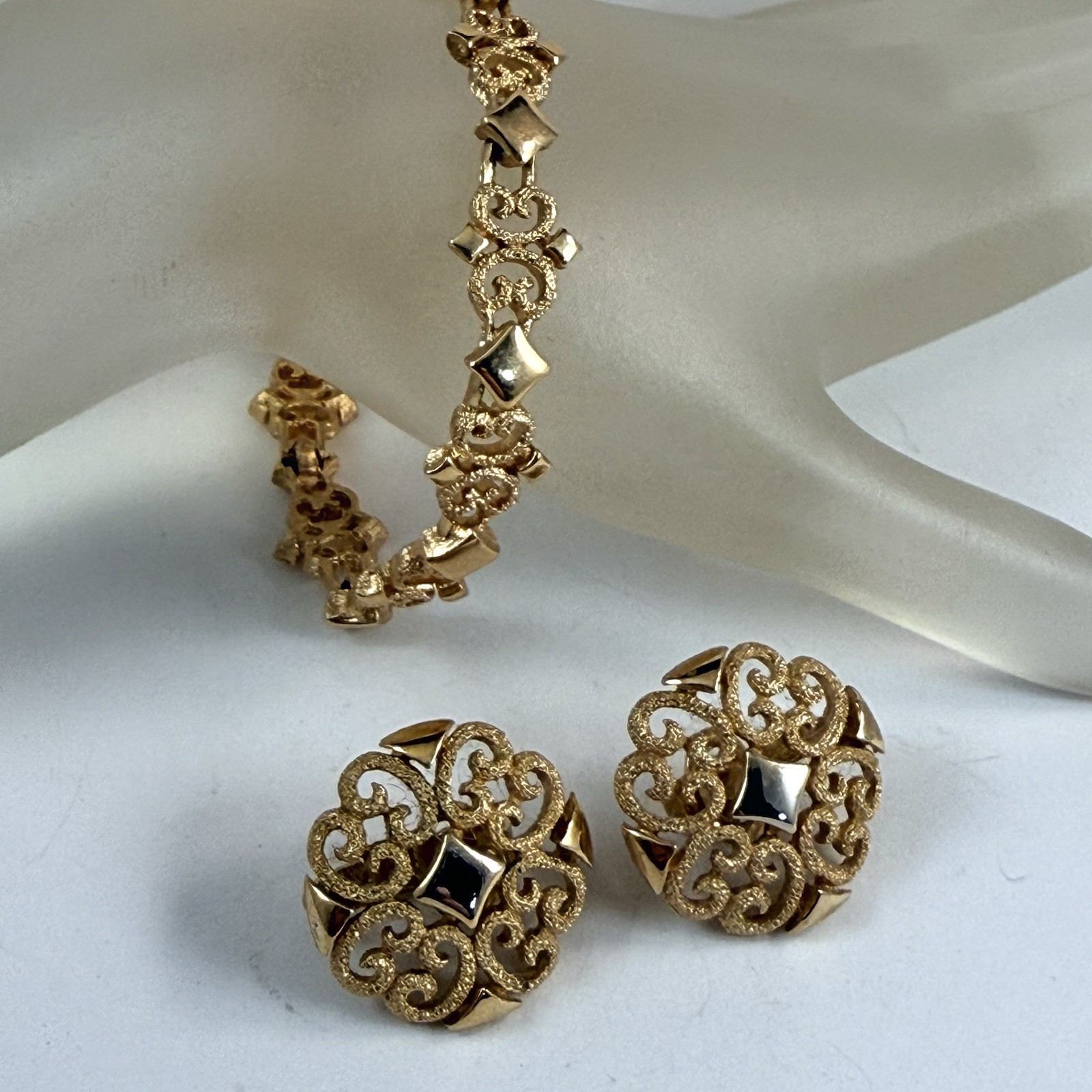 Vintage AVON 1971 Precious Pretenders Clip on Earrings & Bracelet 7.25″
