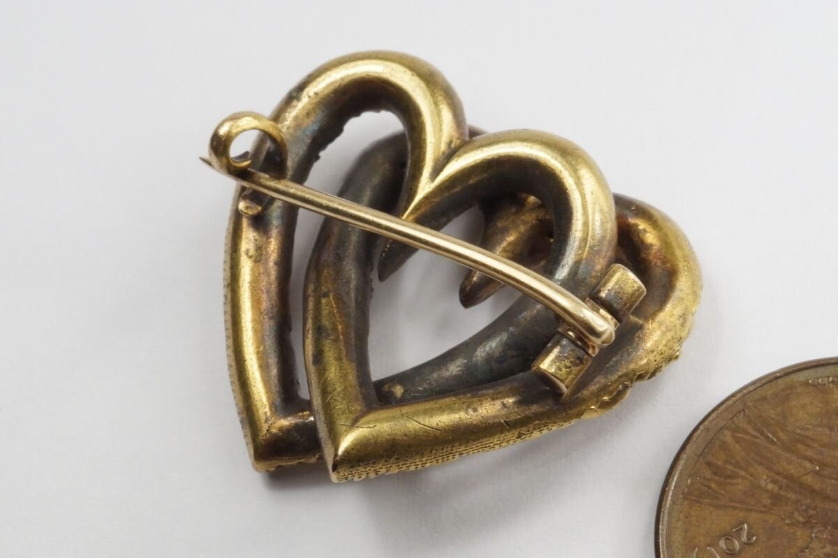 PRETTY ANTIQUE VICTORIAN ENGLISH 15K GOLD JOINED LOVERS HEARTS BROOCH c1850