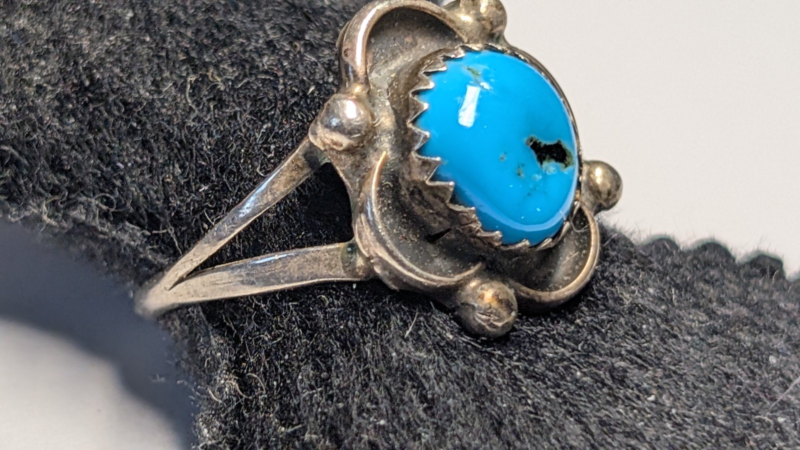 VINTAGE STERLING SILVER SOUTHWESTERN TURQUOISE RING ABOUT SIZE 8 1/2