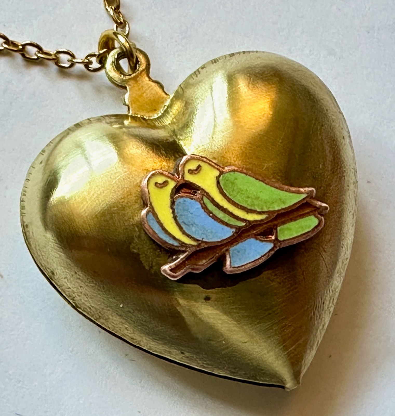 VINTAGE HEART PUFF BRASS W LOVEBIRDS PENDANT 1 1/4″ NECKLACE 24″ VTG BRASS CHAI