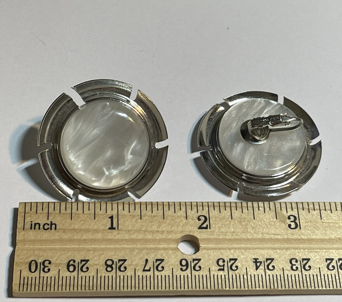 Sarah Coventry Silver Tone Pearl Swirl Lucite Clip On Earrings YT-48