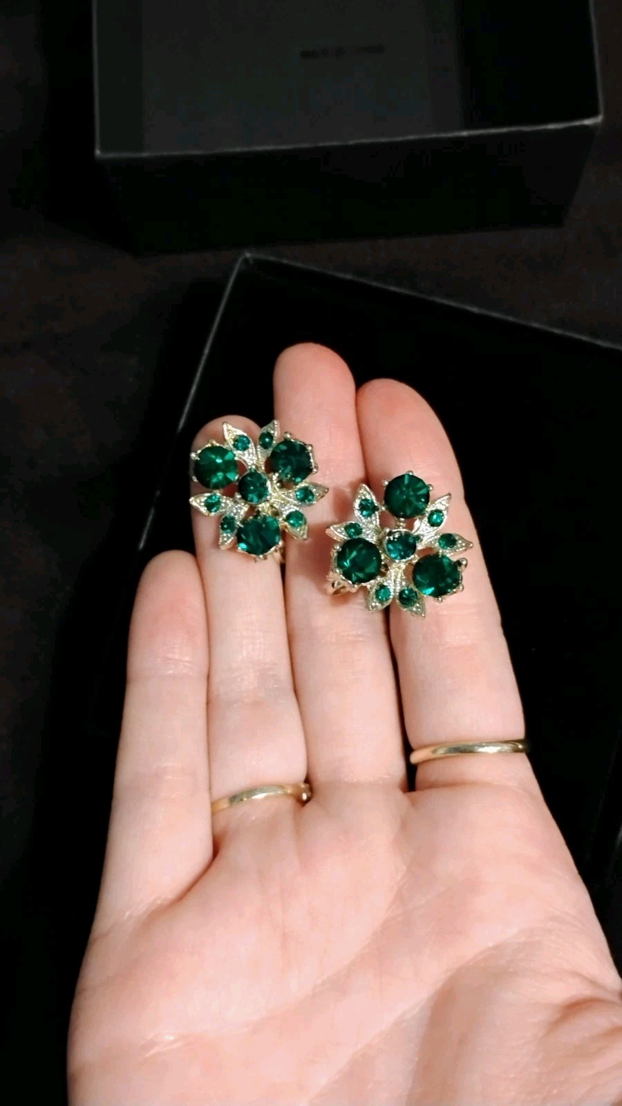 Vintage Gorgeous Vivid Emerald Green Rhinestone Silver Tone Screw Back Earrings