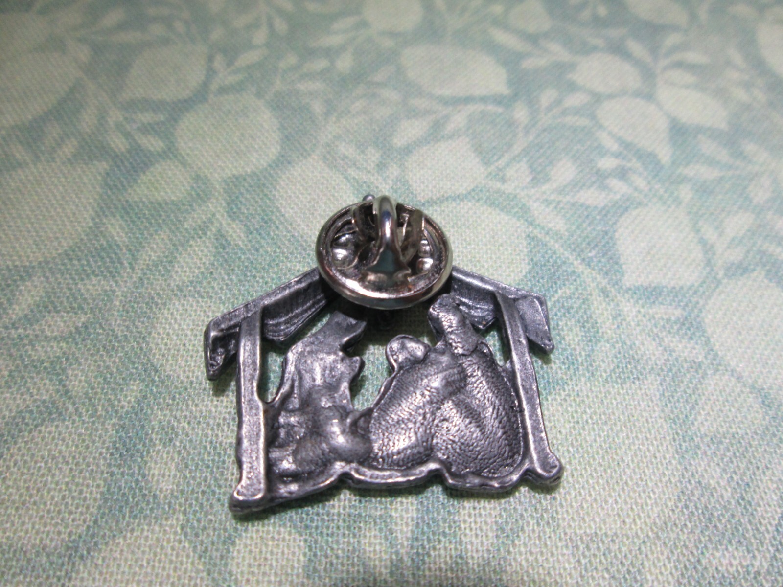 Nativity Lapel Pin Pewter Etched Look Baby Jesus Mary Joseph Christmas / Q