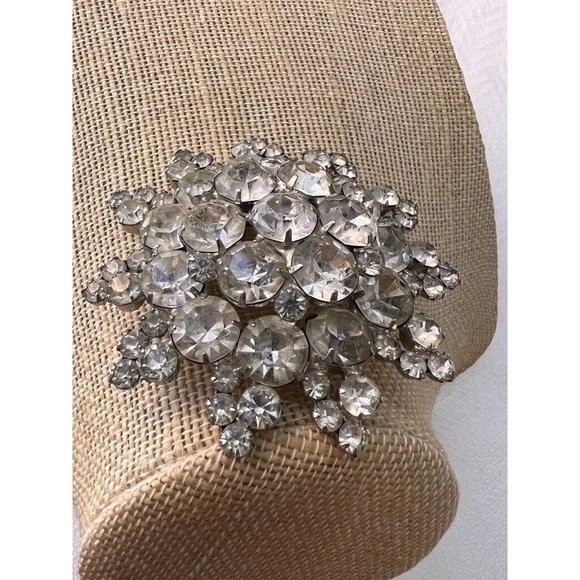 Vtg 3″D Brooch Clear Cut Crystals Silver Tone Beauty Flower Pin Clear Crystal