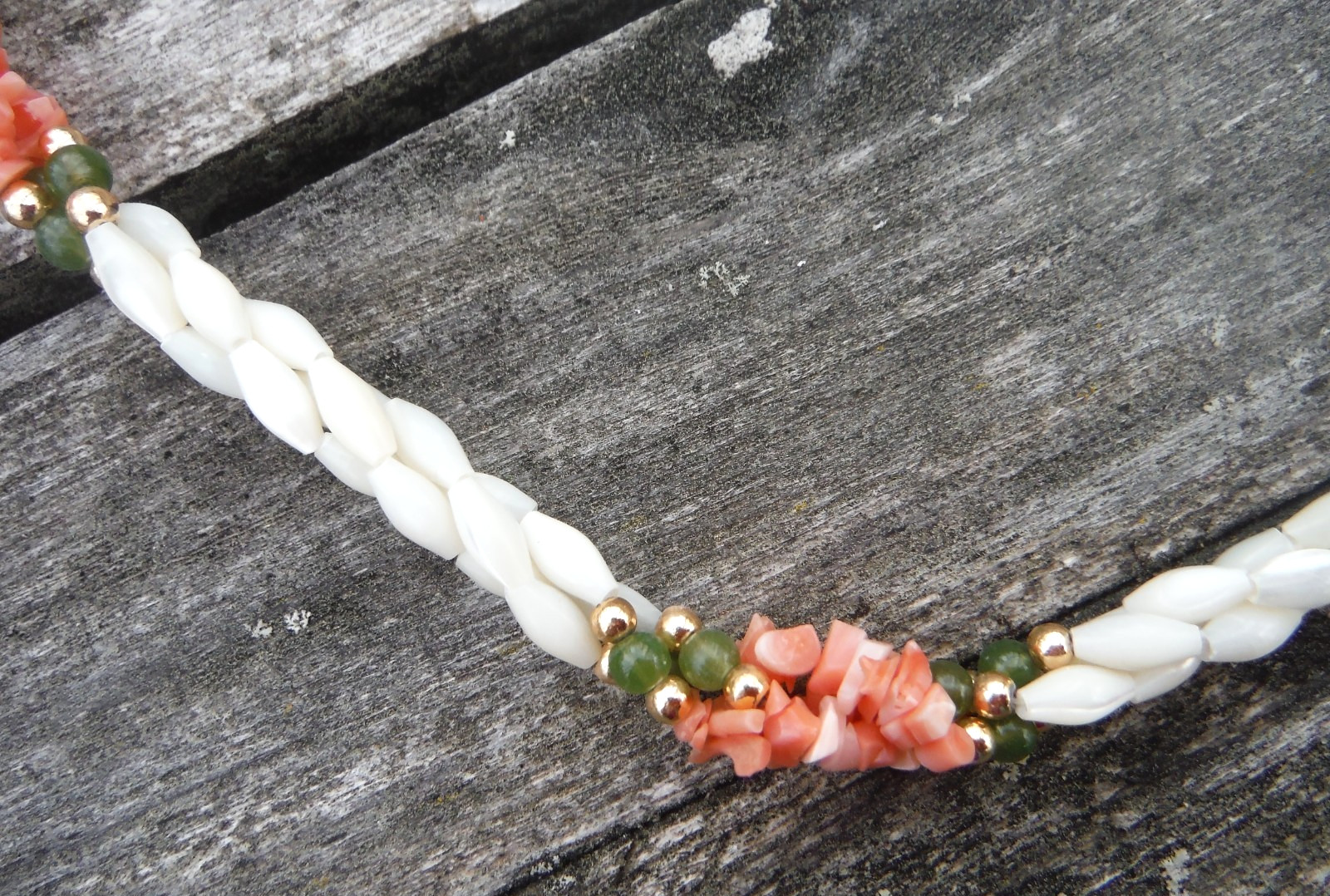 Vintage 1990s Hawaiian Coral & Bead Necklace 21″ Cream Pink Green Gold *VGC*