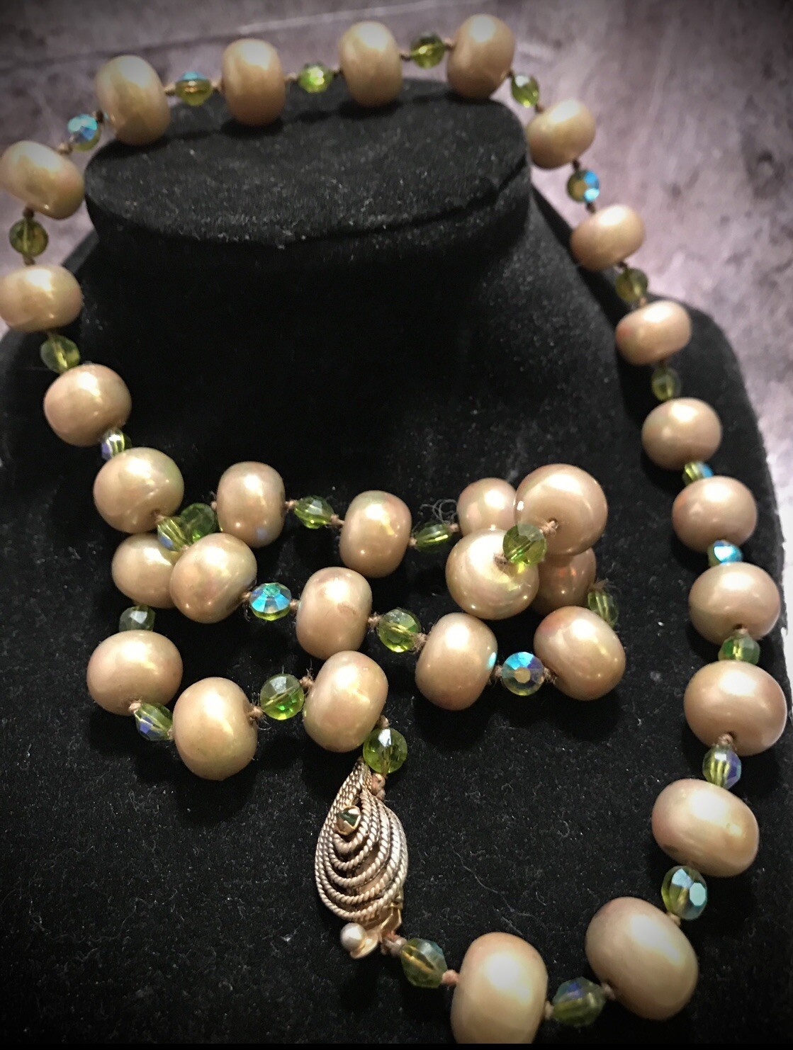 Vintage SIGNED Vogue Gold Tone Green Glass Bead Choker Necklace rhinestone clasp