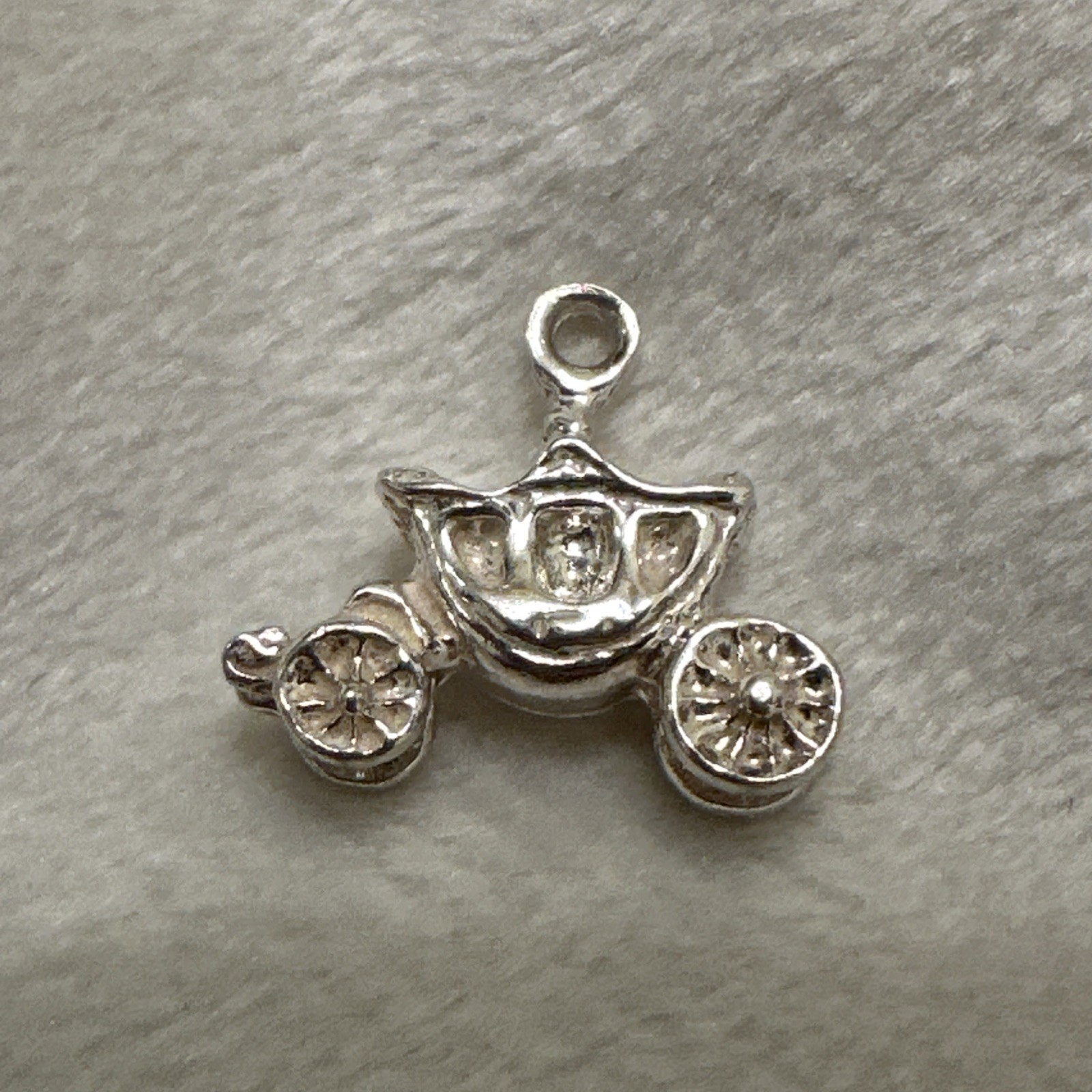 Vntg Sterling Silver Detailed ROYAL COACH CARRIAGE Charm Pendant 12x15mm 1.53g
