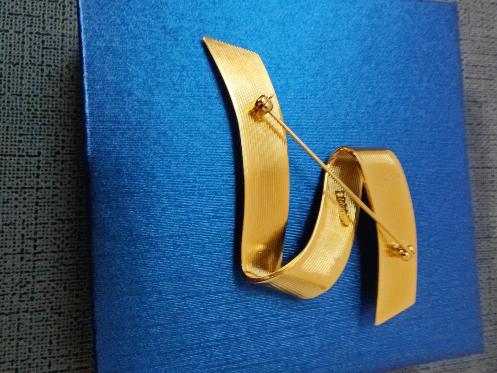 VINTAGE MONET SWIRL RIBBON BROOCH GOLD TONE