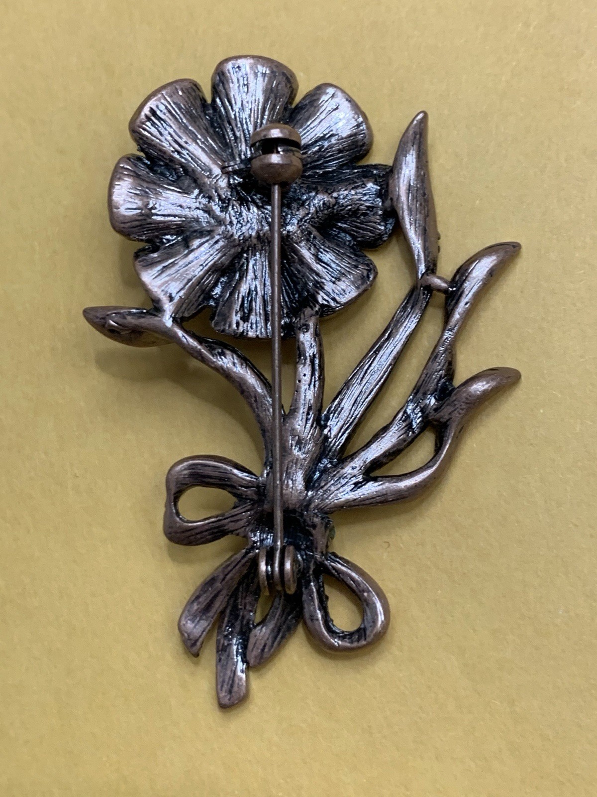 Vtg Flower Brooch Set In Dark Gunmetal With Shades Of Pink Rhinestones & Pearl