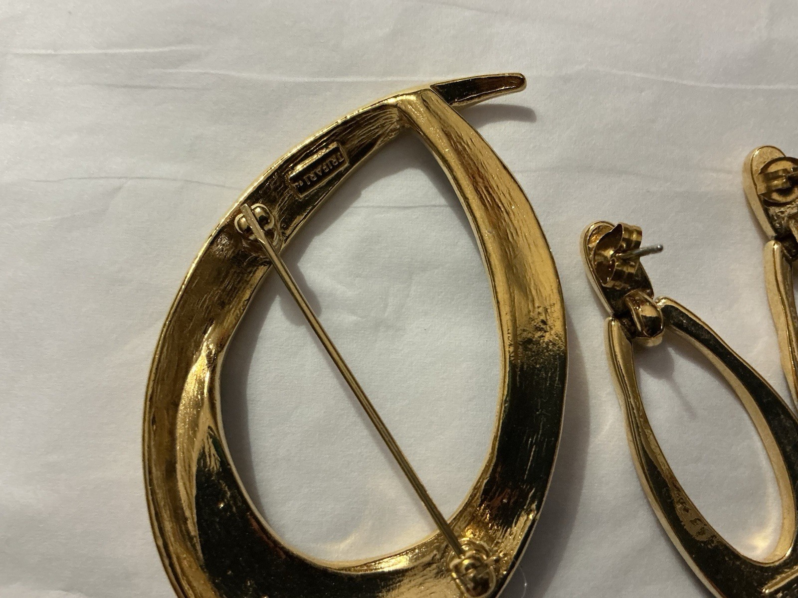 Vtg Trifari 2.5”Brooch 1.75”Earrings Set GoldT BlkCold Enamel Modernistic 1980s