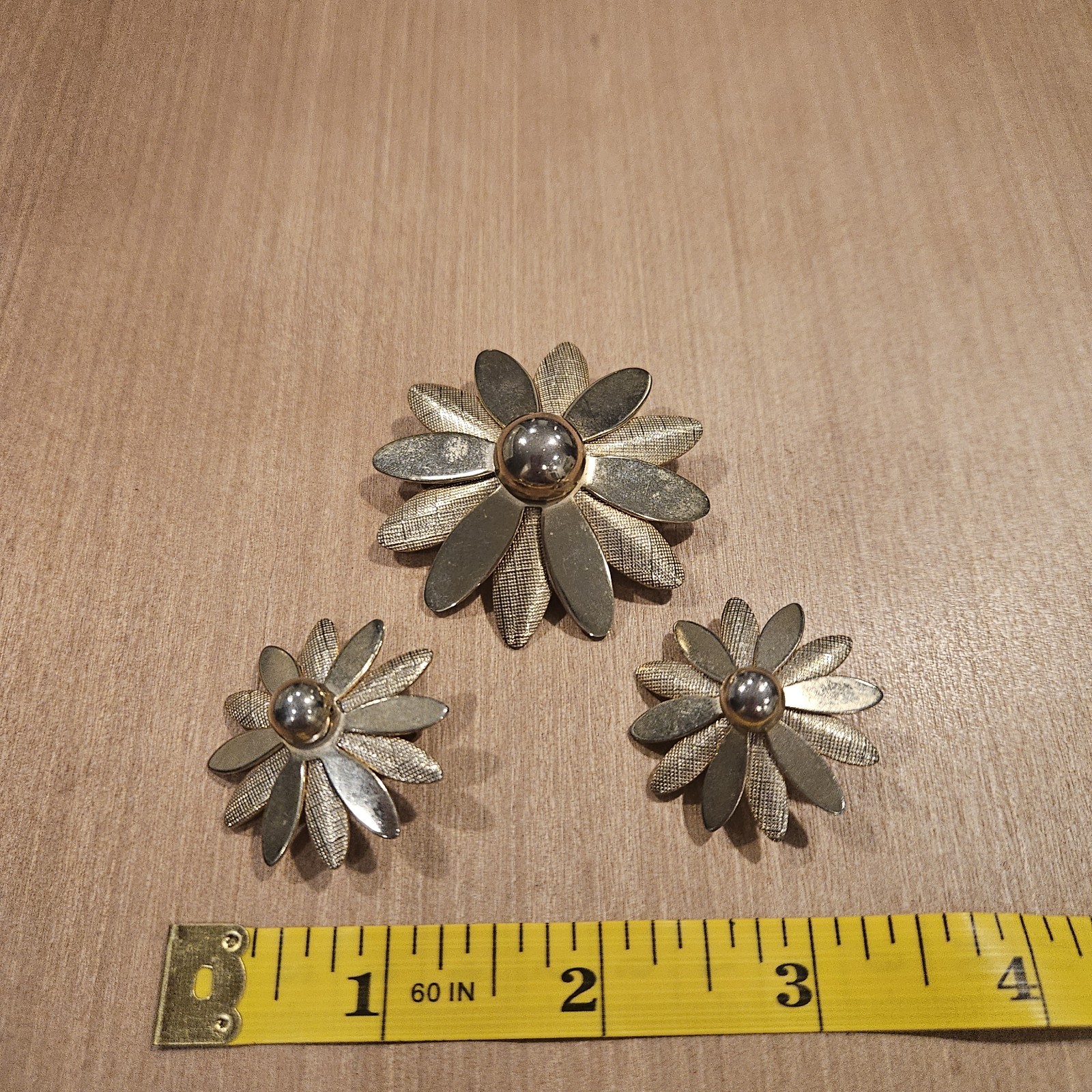 Vintage 1960’s Signed Sarah Coventry Brooch and Clip Earring Set Daisy Flowers i