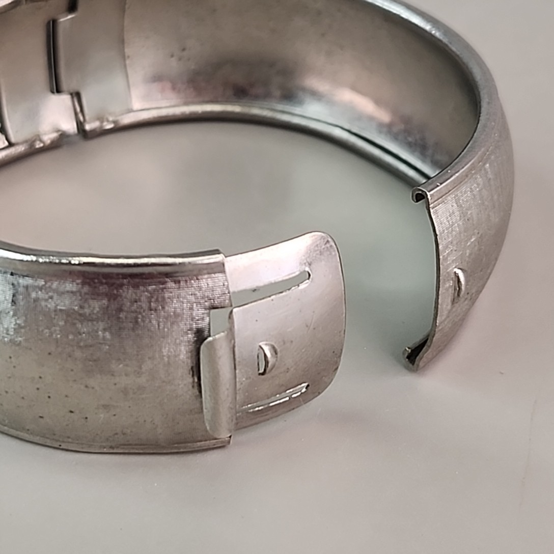 Vintage Hinged Bangle Bracelet Textured Silver Tone 22mm Wide 6.5″