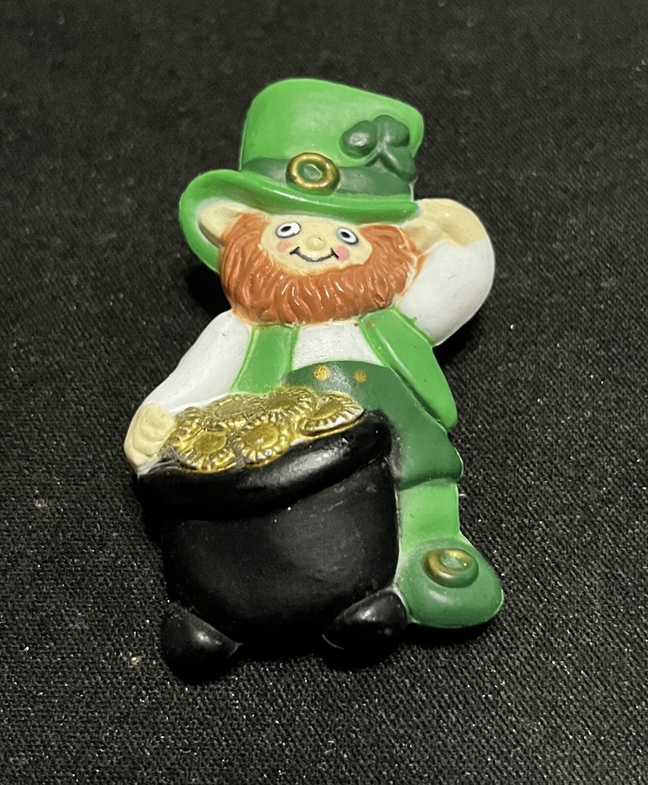 Fun World PIN St Patrick VTG LEPRECHAUN Pot GOLD Irish Holiday Brooch
