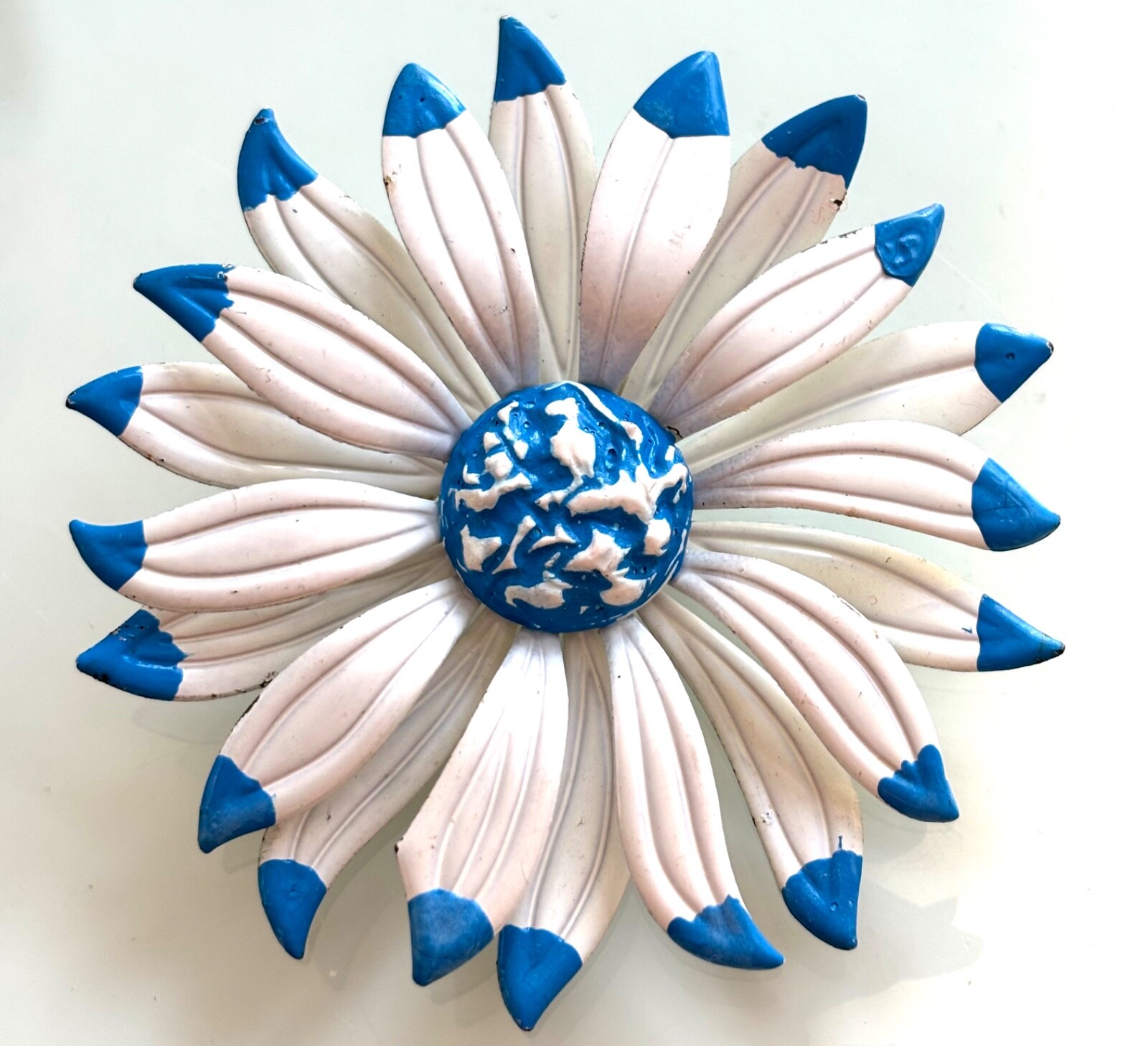 VINTAGE METAL ENAMEL FLOWER PIN,WHITE & BLUE DAISY BROOCH,FLOWER FASHION,COLLECT