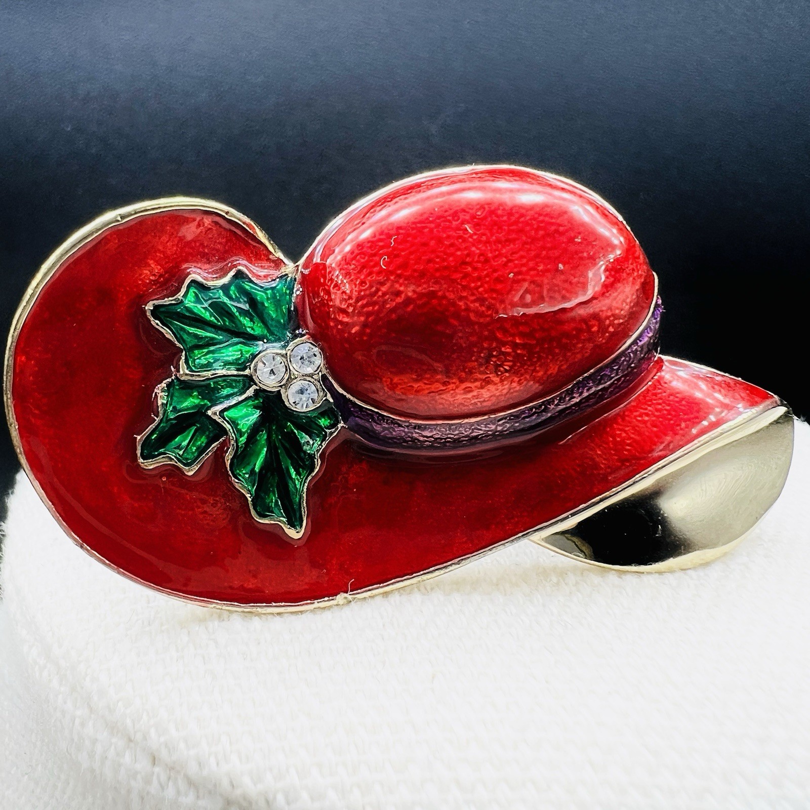 Vintage Red Hat Brooch Enamel Holly Rhinestone Gold Tone Festive Pin Y2K 1990’s