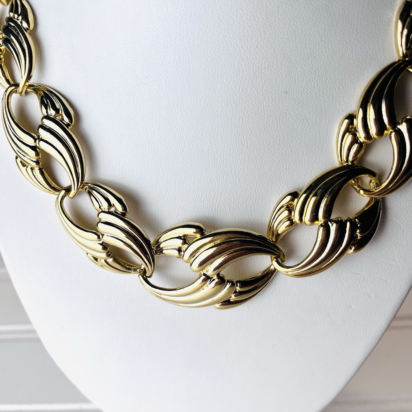 Vintage Bold Gold Tone Oval Wave Links Necklace – Circa 1990s -Retro Classic