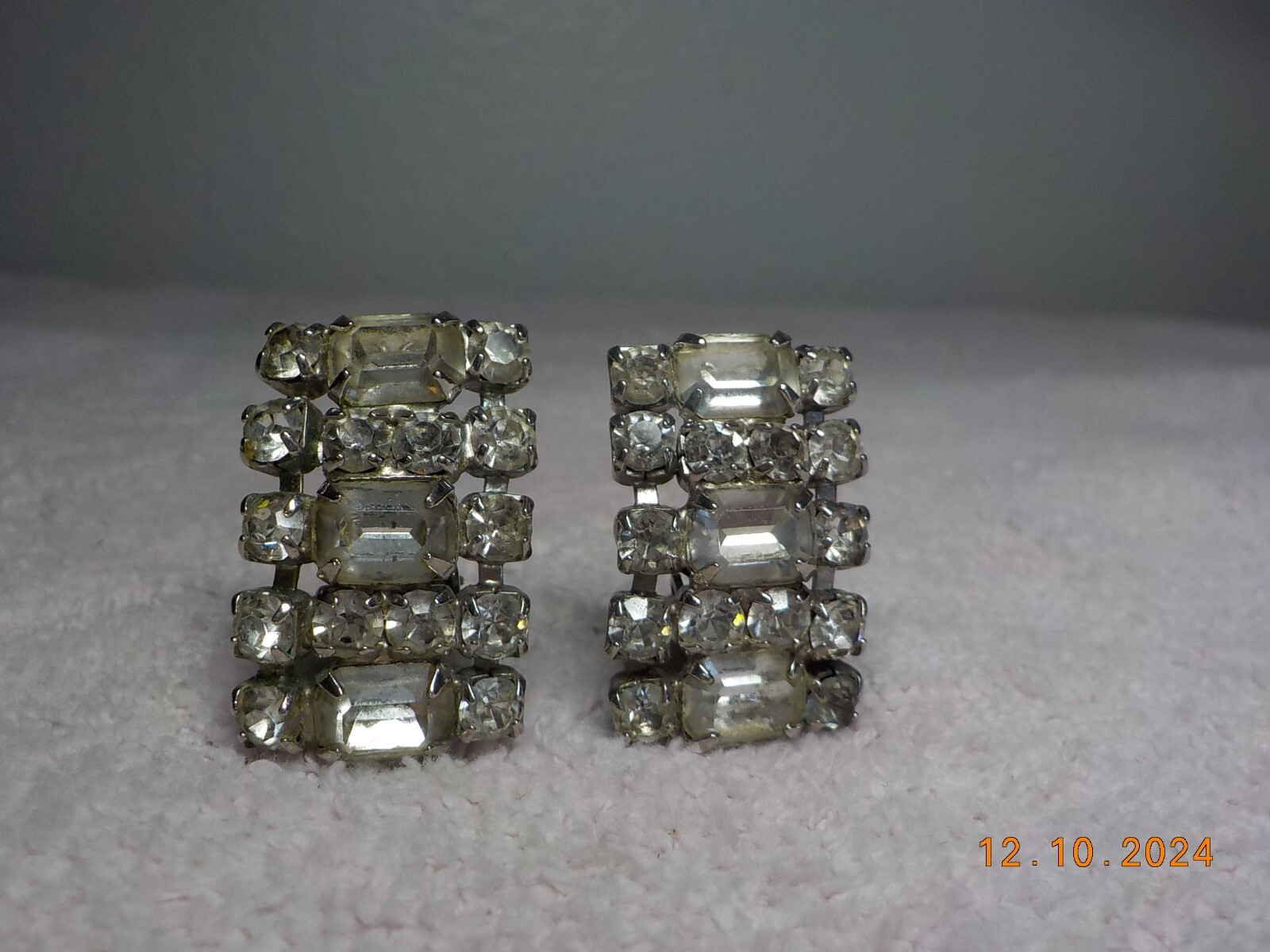 VINTAGE CLEAR RHINESTONE CLUSTER CLIP-ON EARRINGS W/EMERALD/ROUND CUT STONES