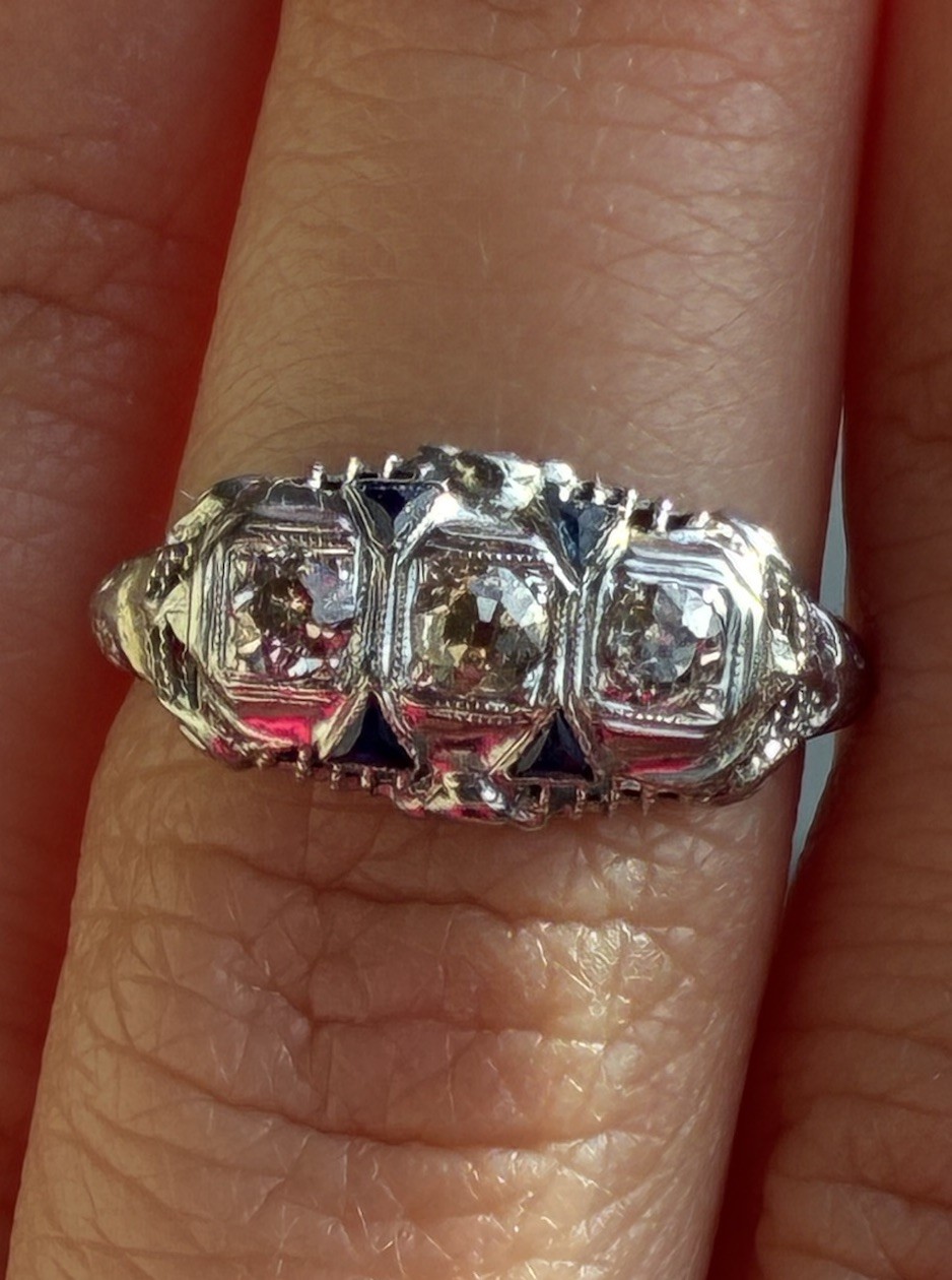 ANTIQUE 18K WHITE GOLD FILIGREE RING: “CHAMPAGNE” DIAMONDS & SAPPHIRES,ART DECO