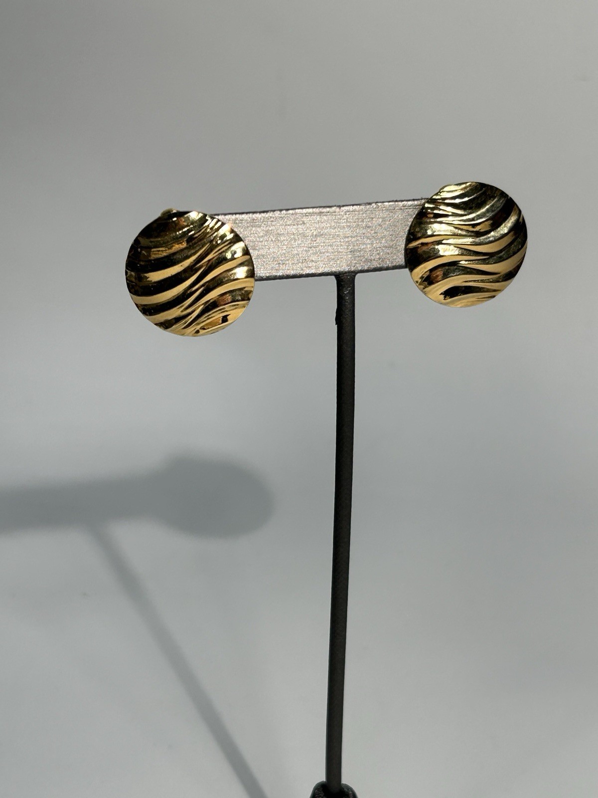 Vintage 1980s Modernist Gold Tone Ripple Wave Disc Clip On Earrings