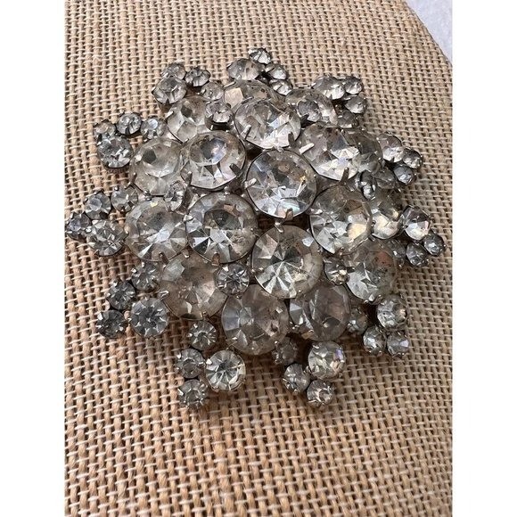 Vtg 3″D Brooch Clear Cut Crystals Silver Tone Beauty Flower Pin Clear Crystal