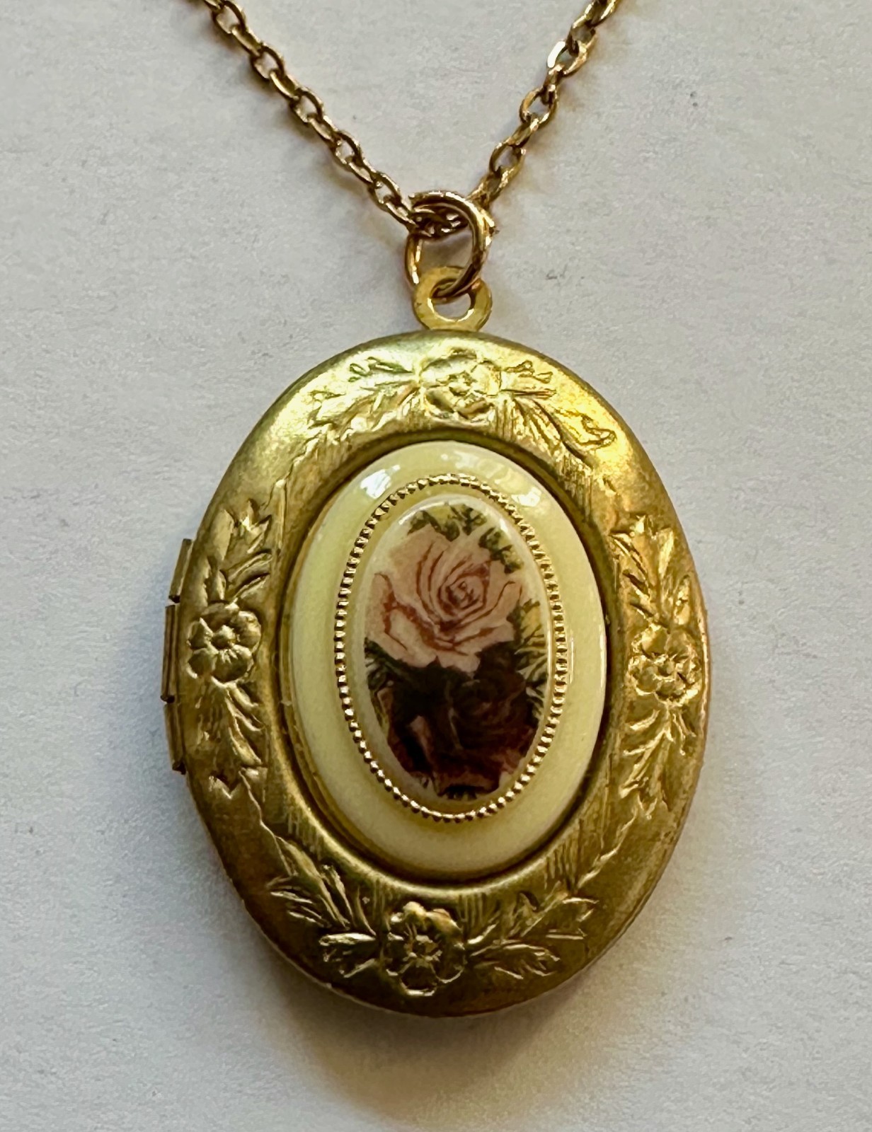 Vintage locket oval brass w PINK flower cabachon pendant 1 1/4″ necklace 20″ GP