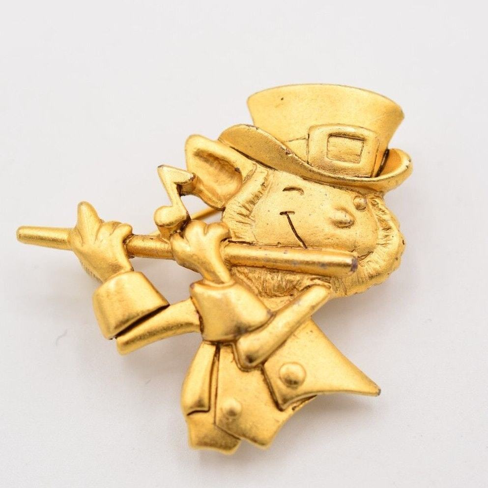 Vintage Lucky Leprechaun Pin Brooch Gold Flute St. Patrick’s Irish NOS 80s BinA6