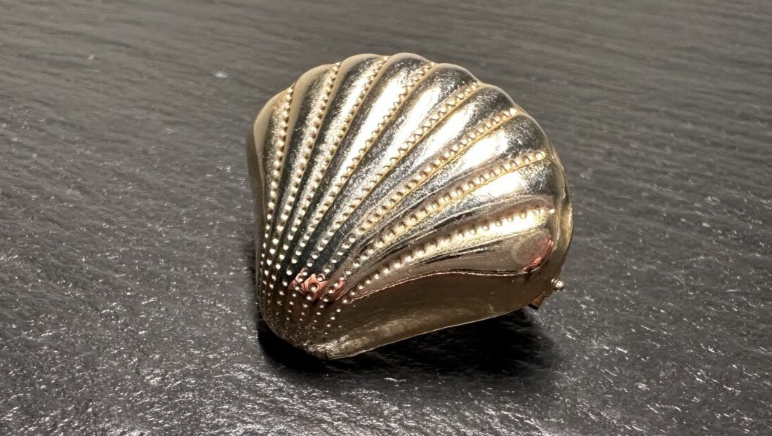 GOLD TONE SHELL SHAPED SCARF OR DRESS CLIP WITH SAFETY CLASP H354