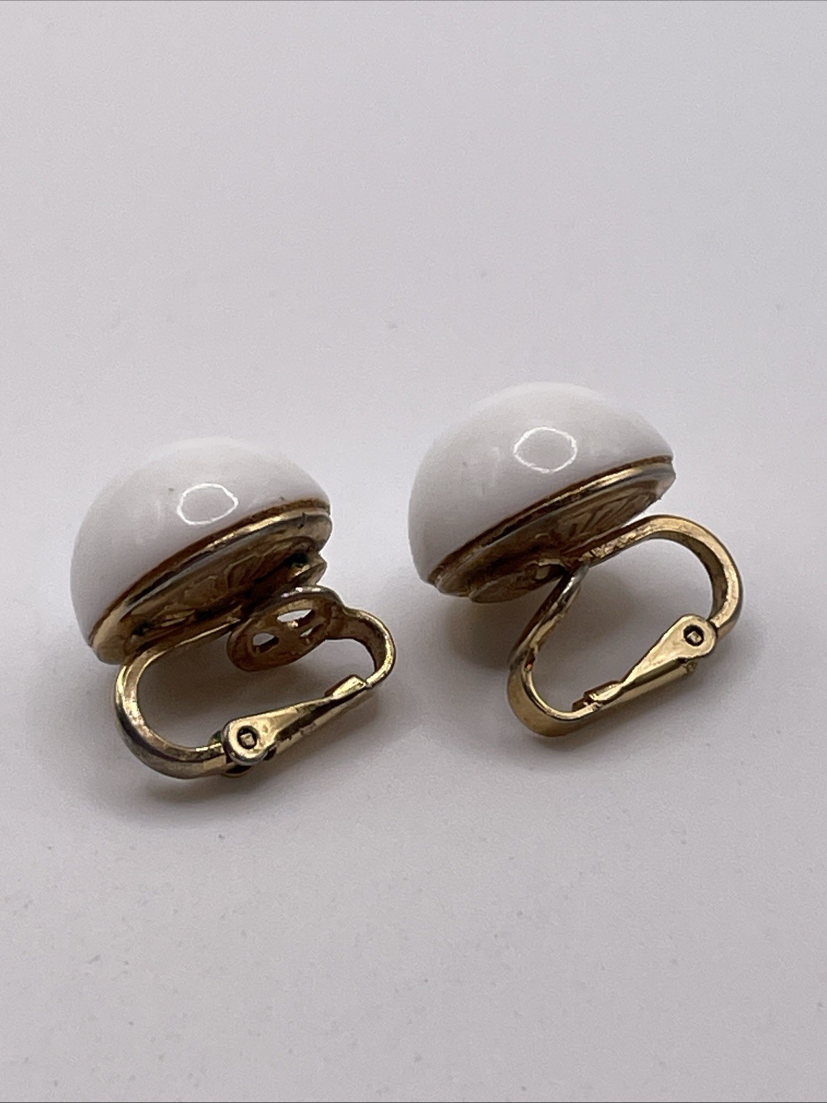 Earrings Vintage TRIFARI Signed White Gold Tone Round Resin Metal Clip On