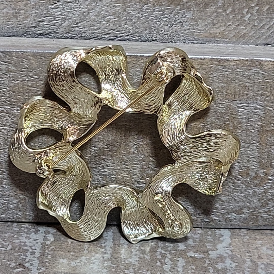 VTG 80’s Sarah Coventry Brooch Pin Gold Tone 2.5″ Textured Swirl Ribbon Wreath