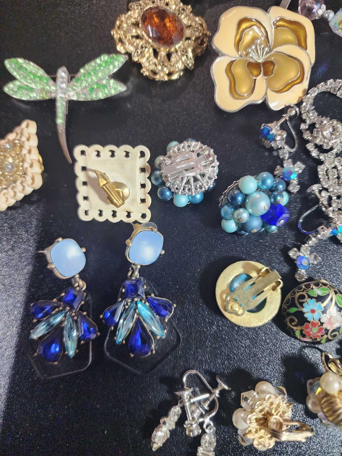 Vintage jewelry set of 26 in vintage purse