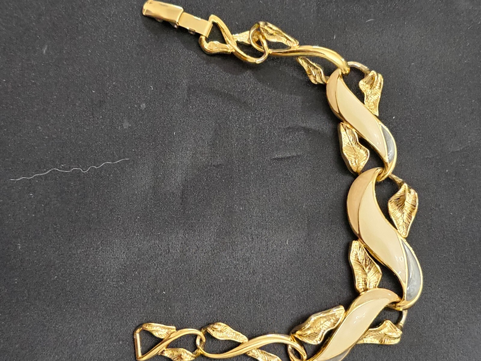TRIFARI women bracelet gold tone and ivory color and in excellent condition.