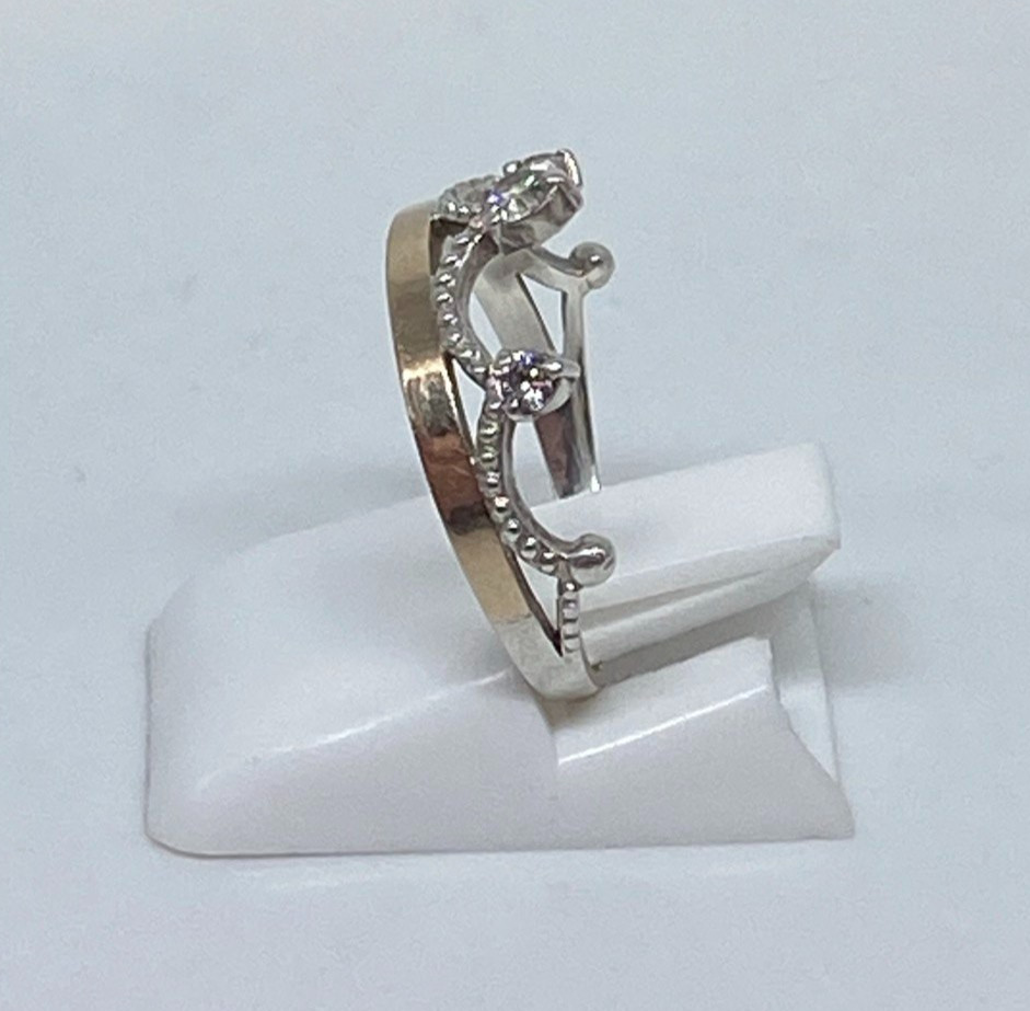 Vintage “Crown”Ring Sterling Silver 925 Gold 375 test .Size 4.75. Weight 1.52 g.