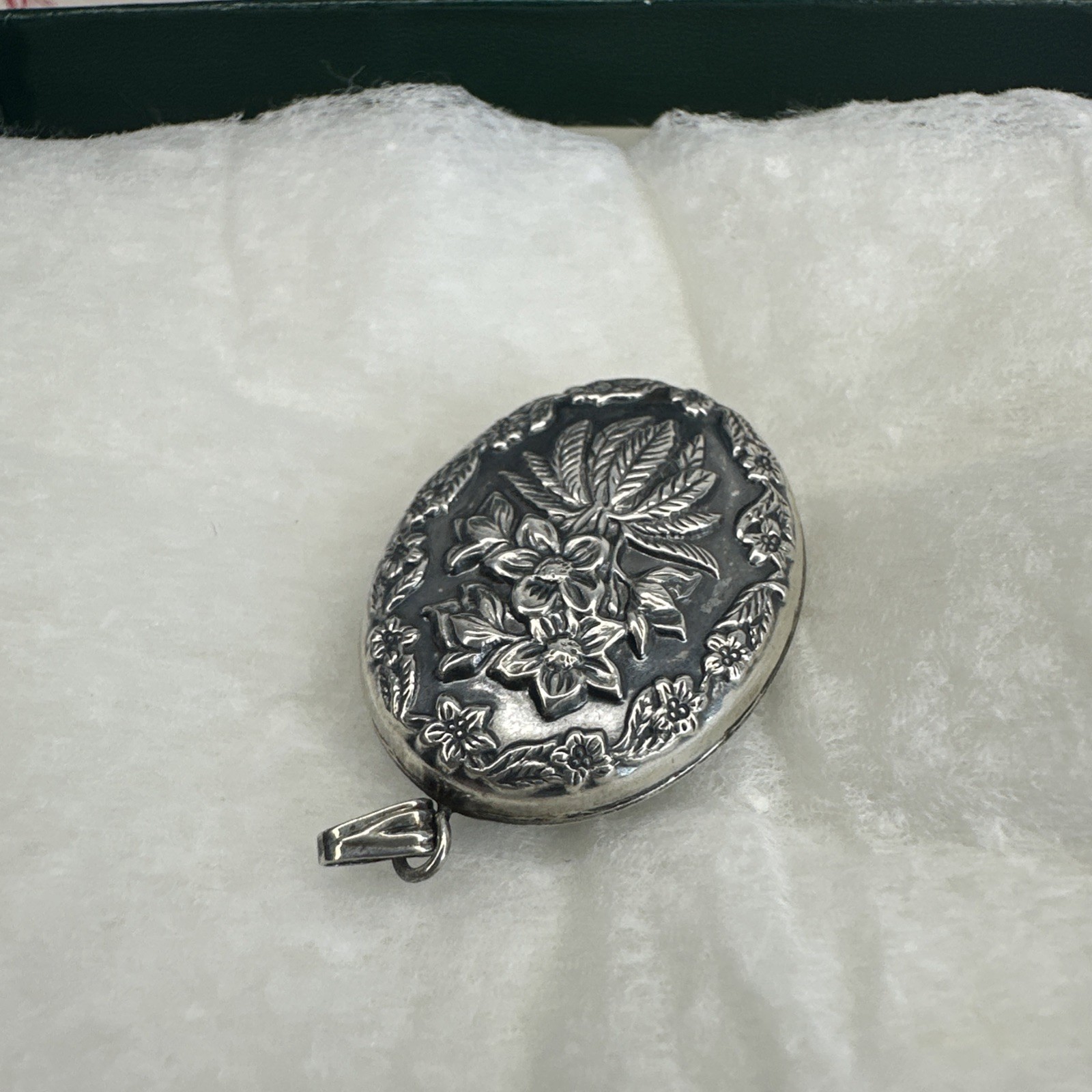 Vintage Sterling Silver 1978 Franklin Mint Flower The Christmas Rose pendant