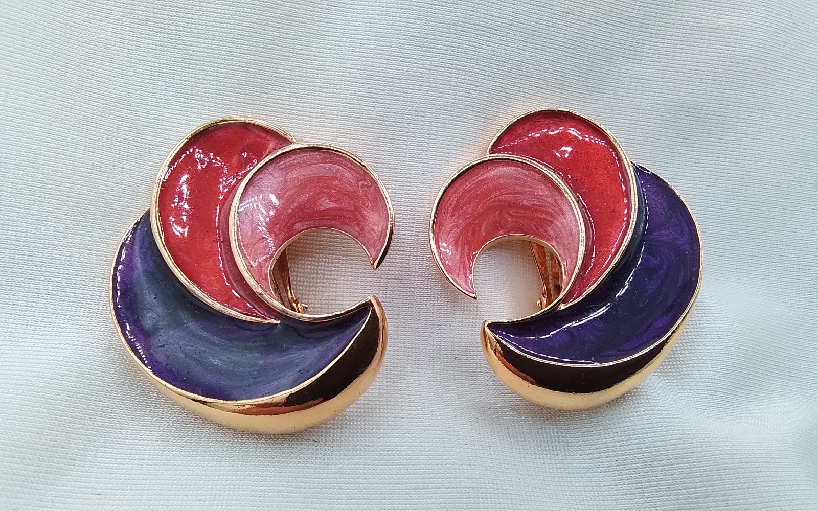 1.75″ PURPLE PINK RED ENAMEL INLAY GOLDTONE VINTAGE ESTATE CLIP-ON EARRINGS