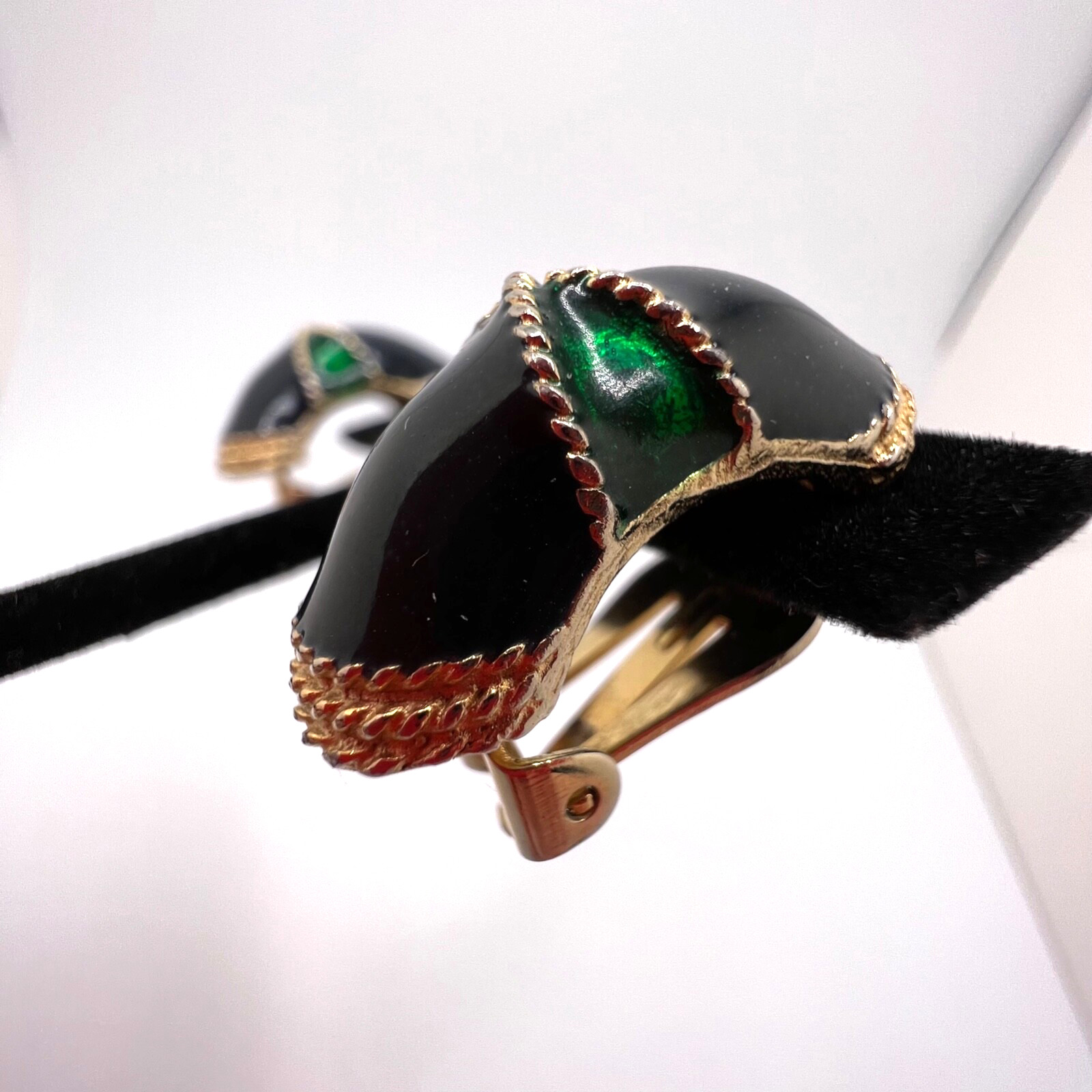 Vintage GAY BOYER Dark Green Enamel Gold Tone Clip EARRINGS Half Hoops – EUC