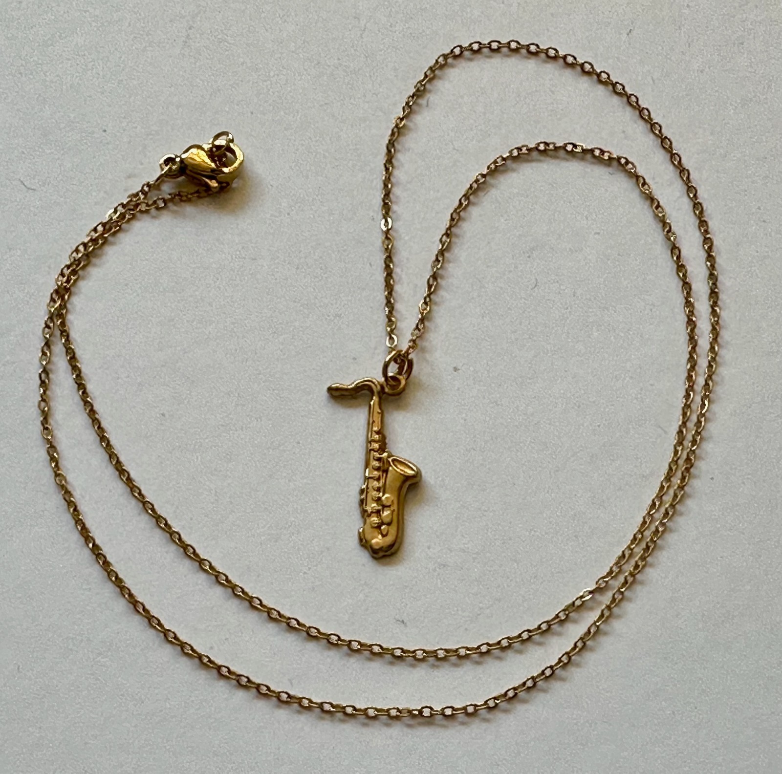 VINTAGE SAXOPHONE GOLD TONE CHARM PENDANT 3/4 OF 1″ NECKLACE 18″ GP