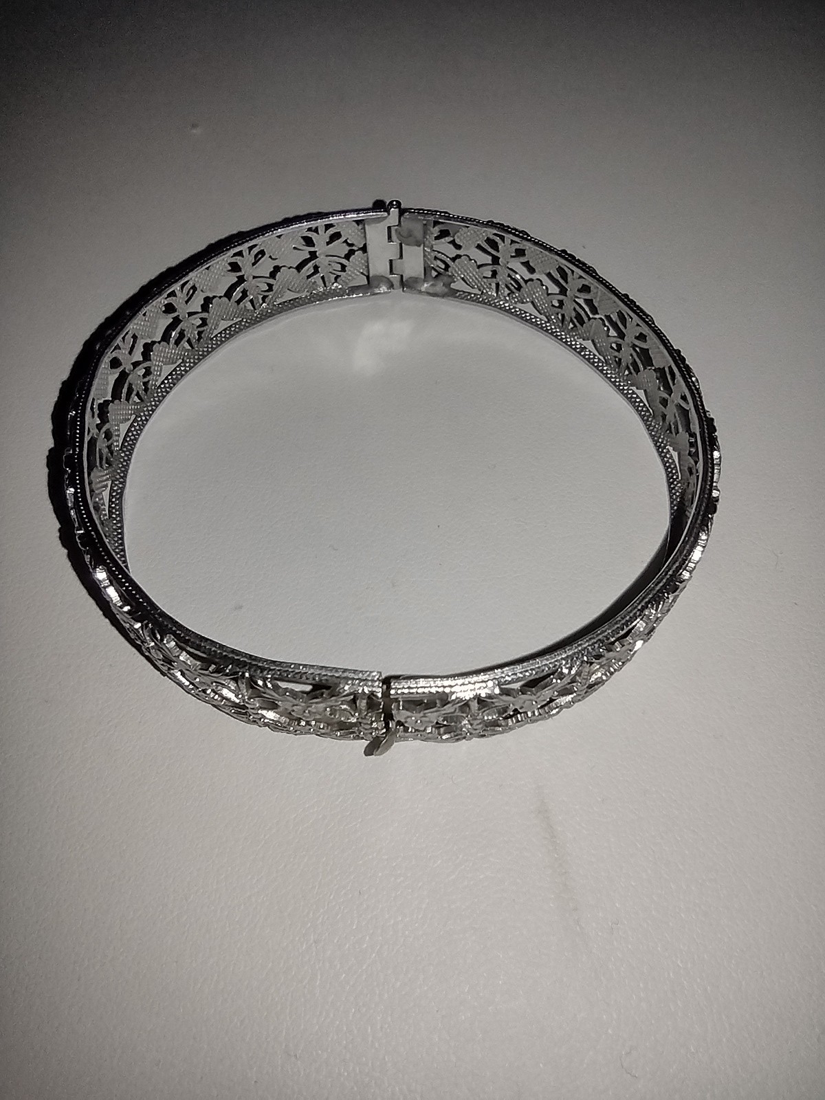 Vintage Silver Tone Hinged Open Work Light Weight Bangle Bracelet 7.25″